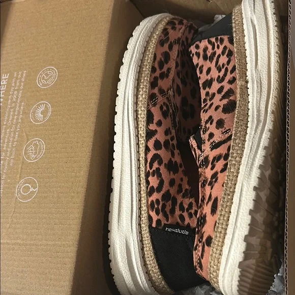Hey Dude Women's Pink Leopard Flats size 8 - Picture 4 of 5
